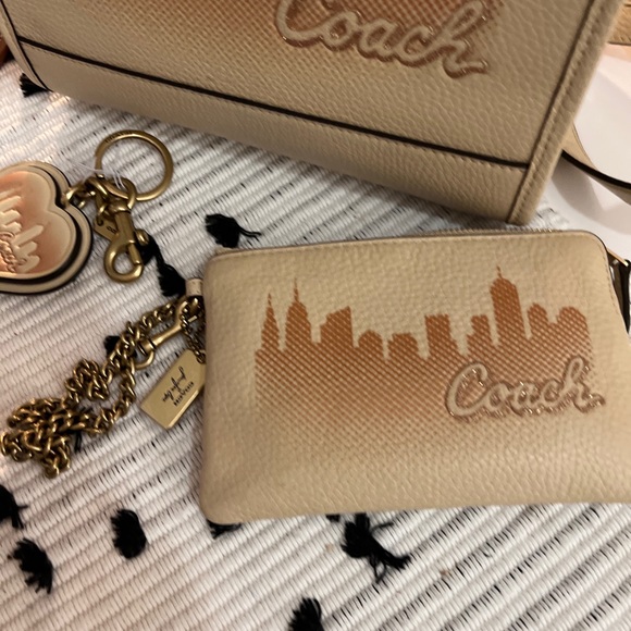 Coach X Jennifer Lopez Dempsey Tote 22 With Nyc Skyline wristlet keychain set - Picture 4 of 9
